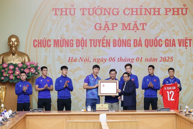 Thủ tướng trao Huân chương Lao động hạng Nhất cho đội tuyển quốc gia Việt Nam. Ảnh: Nhật Bắc