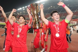 ĐT Việt Nam vô địch AFF Cup ngoạn mục nhất lịch sử, ngả mũ trước thầy Kim và học trò