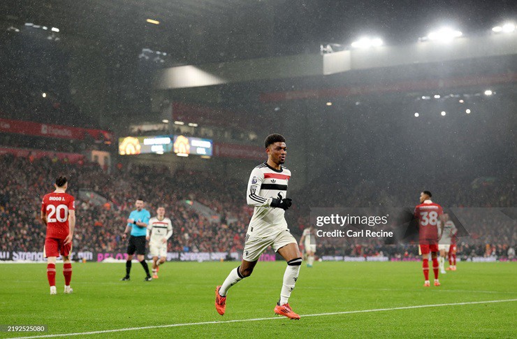 Amad Diallo tỏa sáng giúp MU cầm hòa Liverpool 2-2 ngay tại&nbsp;Anfield