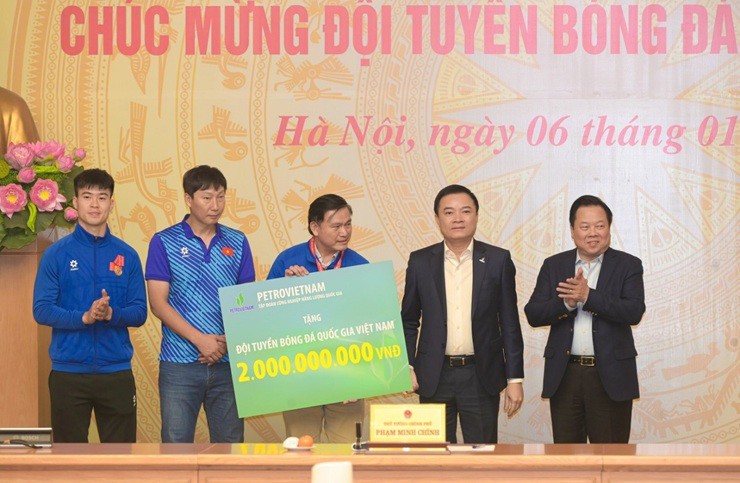 Đại diện Petrovietnam trao tặng 2 tỷ đồng cho ĐT Việt Nam sau chức vô địch AFF Cup 2024