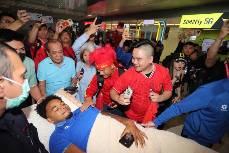 Các cố động viên Việt
Nam cũng có mặt tại sân bay để động viên, khích lệ Xuân
Son