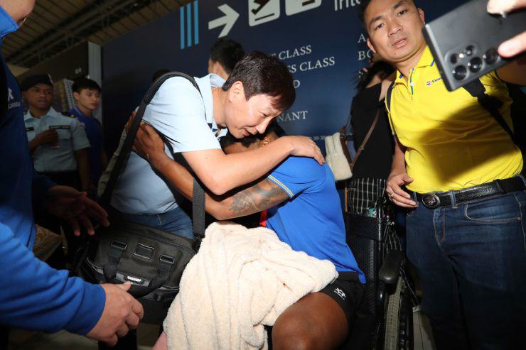 Xuân Son ôm HLV
Kim Sang Sik và bật khóc