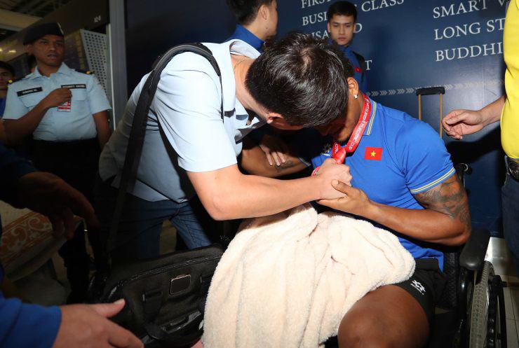 Sau đó, nhà cầm quân người Hàn
Quốc có hành động ý nghĩa khi trao huy chương vô địch cho học
trò.