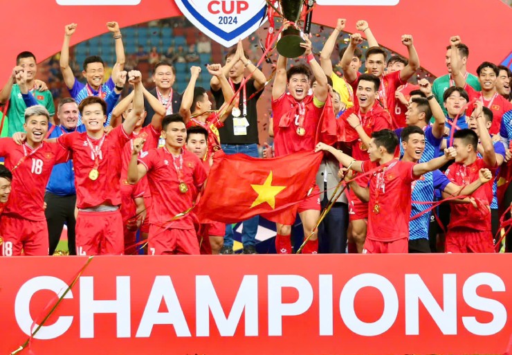 ĐT Việt Nam vô địch AFF Cup ngoạn mục nhất lịch sử, ngả mũ trước thầy Kim và học trò - 1