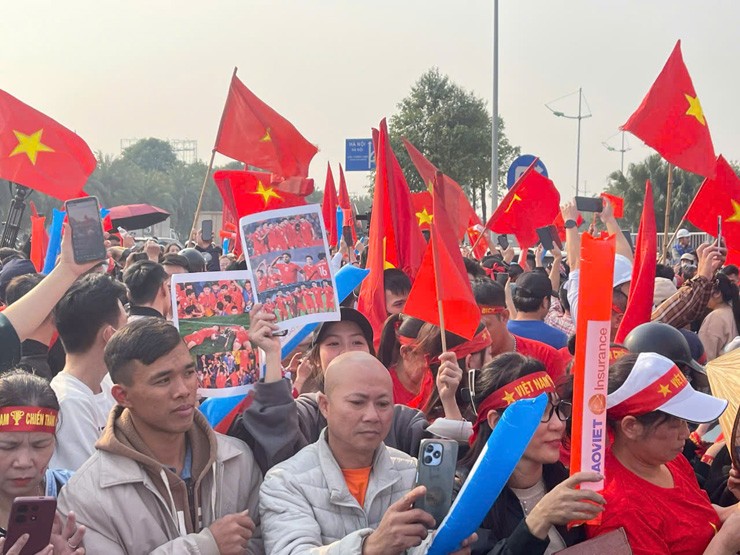 ĐT Việt Nam mang Cúp vàng về nước: Duy Mạnh trân trọng tặng Thủ tướng "quà đặc biệt" - 8