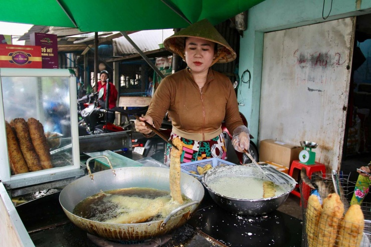 Vợ anh Trường chiên bánh không ngơi tay&nbsp;