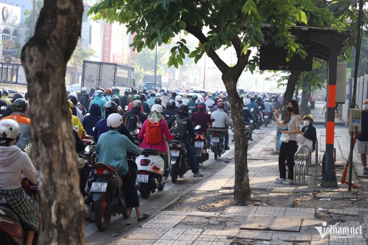 Xung quanh trạm xe buýt trên đường Cộng Hoà, nhiều mảng gạch lát vỉa hè bị vỡ, hư hỏng. Một phần nguyên nhân là trước đây thường xuyên có xe máy leo lên vỉa hè