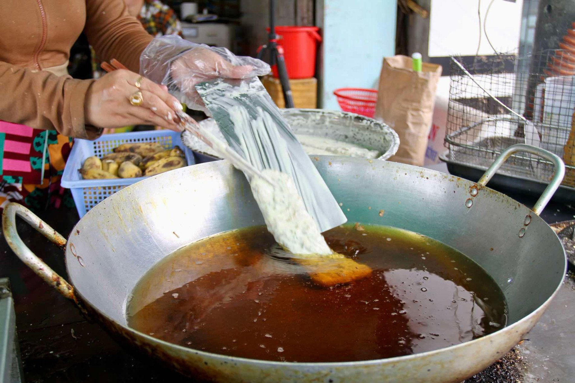 Tung &#39;chiêu&#39; bán hàng lạ, quán bánh chuối ở Sóc Trăng &#39;chốt đơn&#39; 300 chiếc/ngày - 2