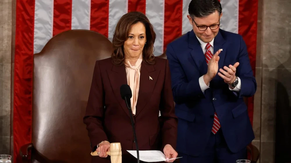 Chủ tịch Thượng viện, Phó Tổng thống Mỹ Kamala Harris (phía trước) gõ búa chứng nhận kết quả bầu cử tổng thống Mỹ năm 2024 trong tiếng vỗ tay của Chủ tịch Hạ viện Mike Johnson (phía sau). Ảnh: CBS NEWS