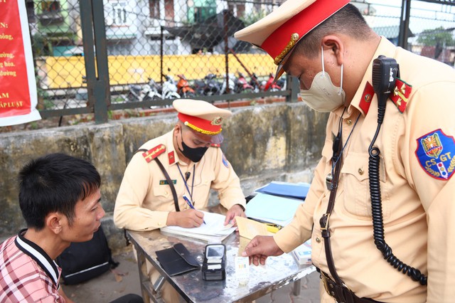 Trường hợp người vi phạm giao thông đề nghị được xem hình ảnh vi phạm, CSGT cho xem tại nơi kiểm soát; nếu chưa có hình ảnh tại nơi kiểm soát thì hướng dẫn người vi phạm xem thông tin, hình ảnh, kết quả khi đến xử lý vi phạm tại trụ sở đơn vị.