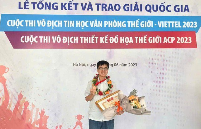 Nguyễn Văn Nam nhận giải Ba tại Cuộc thi Vô địch Tin học văn phòng thế giới - Viettel 2023. Ảnh: VA