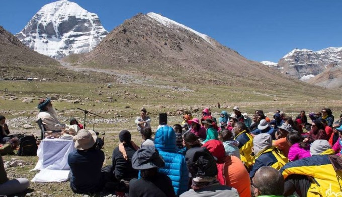 Tín đồ hành hương nghe giảng đạo gần núi Kailash. Ảnh: Isha Sadhguru