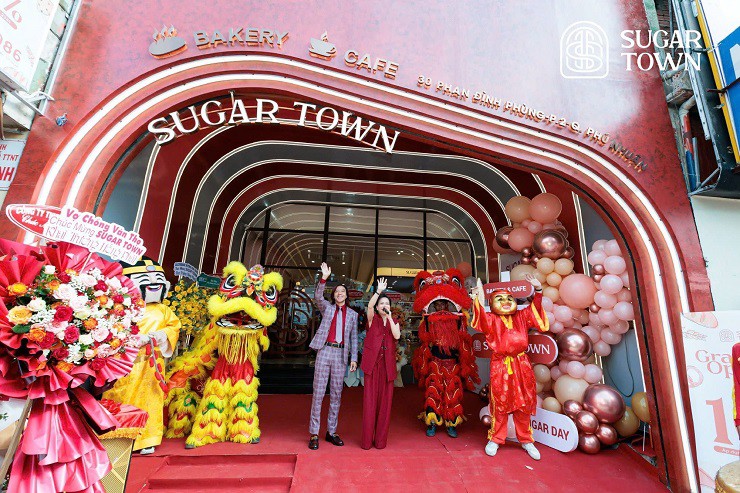 Việt Hương và chồng trong lễ khai trương chi nhánh&nbsp;SUGAR TOWN.