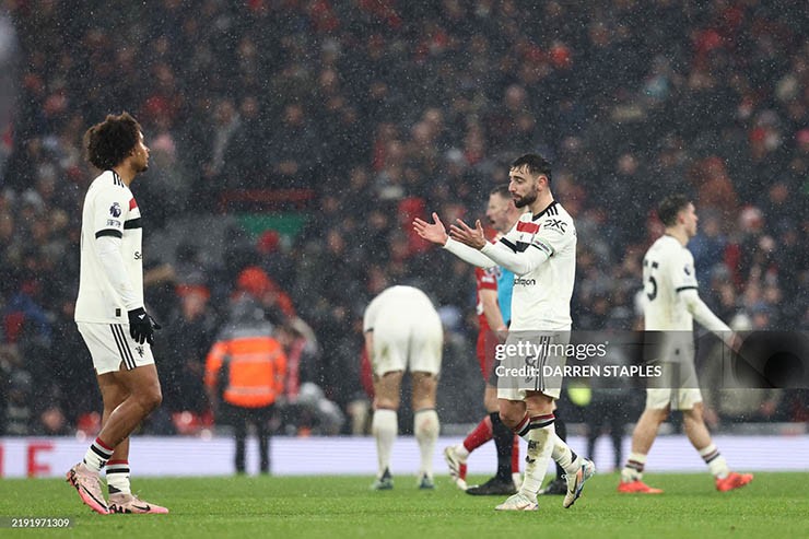 Bruno Fernandes đặt câu hỏi về việc tại sao MU không thể thi đấu với các đội khác như với Liverpool