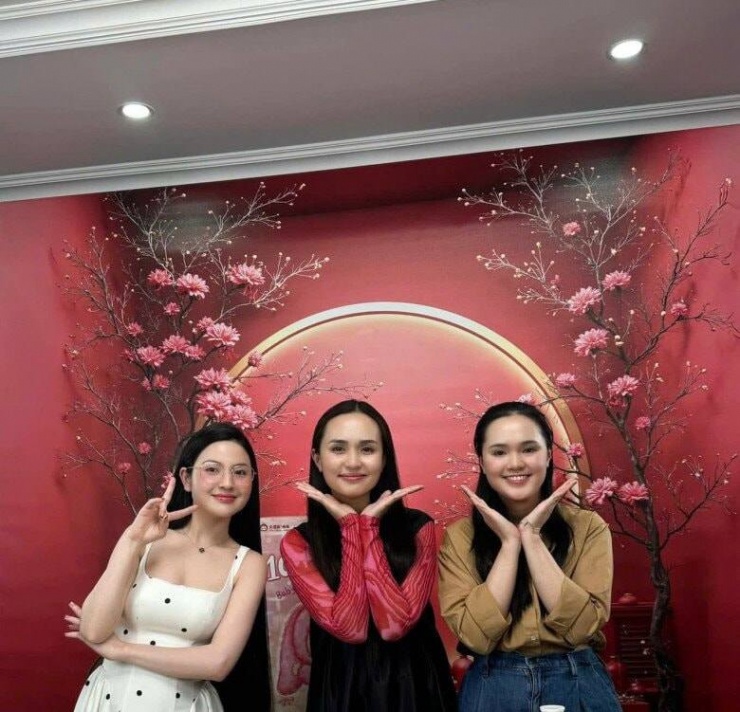 Chung khung hình với 2 chị em nàng WAGs (vợ Duy Mạnh và Văn Quyết) nhưng bà xã Quang Hải được đánh giá nhỉnh hơn về gu ăn mặc và nhan sắc.