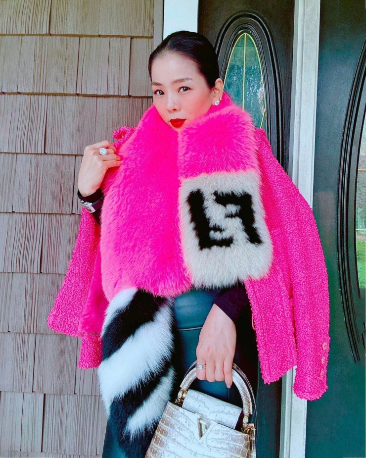 Cô còn có thiết kế màu hồng của Fendi từng gây sốt một thời với giá hơn 3.000 USD (76,1 triệu đồng).