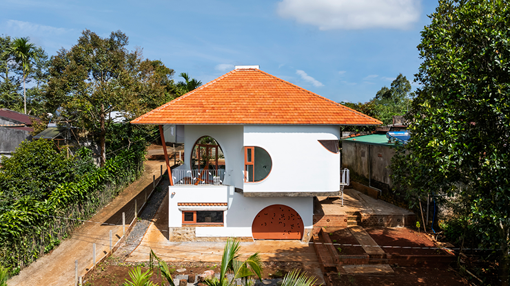 Tọa lạc tại vùng đất yên bình Bảo Lâm, Lâm Đồng, ngôi nhà có tên "Bloom House" là sự kết hợp hài hòa nét hiện đại và truyền thống.
