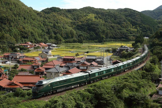 Chuyến tàu 5 sao Twilight Express Mizukaze băng qua vùng nông thôn ở Kyoto, Nhật Bản. Ảnh: Inside Kyoto