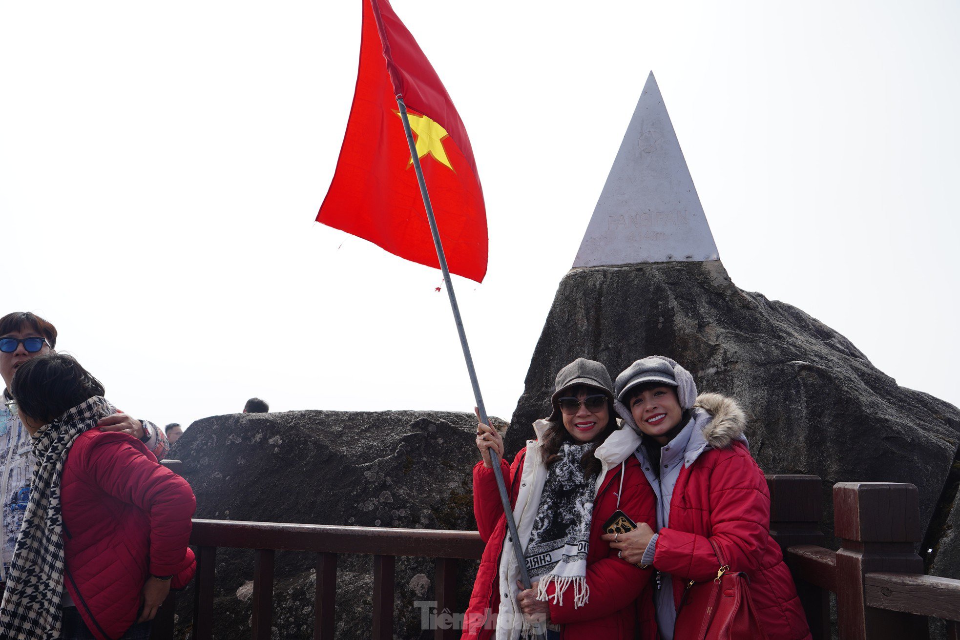 Du khách nô nức săn mây, check-in đỉnh Fansipan - 12