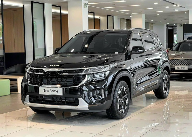 KIA&nbsp;Seltos 2024 có 2 loại động cơ: 1.5 hút khí tự nhiên (113 mã lực, mô-men xoắn 144 Nm) và 1.5 tăng áp (158 mã lực, mô-men xoắn 253 Nm). Phiên bản GT-Line sử dụng hộp số 7 cấp ly hợp kép (DCT) mang lại cảm giác lái êm ái và tiết kiệm nhiên liệu, trong khi các phiên bản AT, Luxury và Premium dùng hộp số CVT, giúp di chuyển êm ái trong phố. KIA&nbsp;Seltos 2024 trang bị an toàn gồm 6 túi khí, ABS, EBD, BA, ESP, VMS, HAC, camera lùi,&nbsp;cảm biến hỗ trợ đỗ xe, và nhiều trang bị khác.&nbsp;