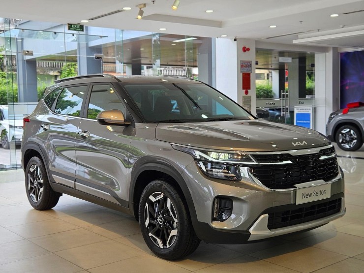 KIA&nbsp;Seltos 2024 có kích thước tổng thể dài 4365 mm, rộng 1800 mm, cao 1645 mm, lớn hơn phiên bản trước. Thân xe thể thao với đường dập gân dài và cắt xẻ táo bạo. Cạnh dưới cửa kính viền chrome kéo lên cột C, vòm bánh xe và cạnh dưới thân xe ốp nhựa cứng cáp. Cánh cửa được ốp dải nhựa đen kết hợp viền chrome tinh tế.