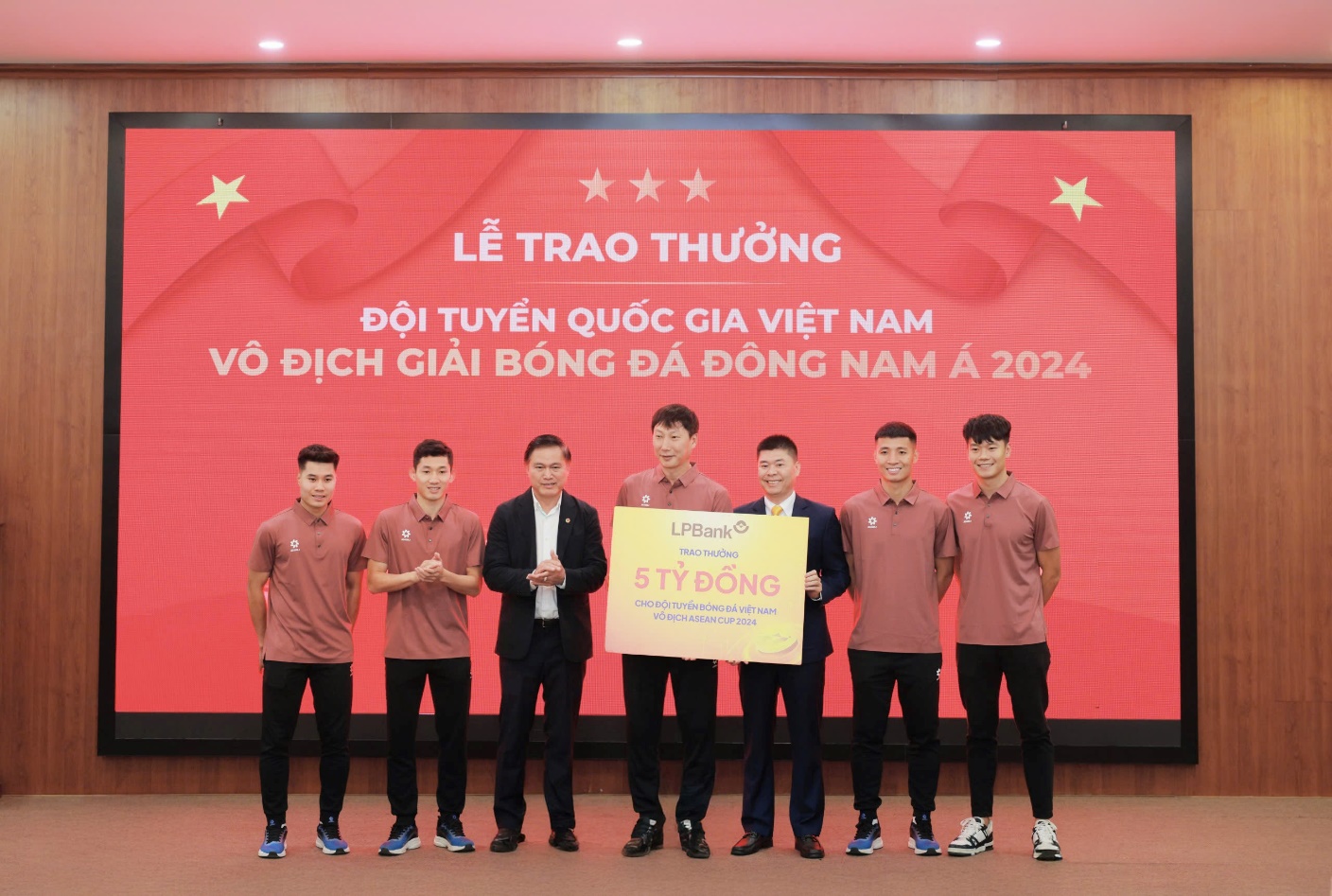 Đại diện Ngân hàng Lộc Phát Việt Nam, ông Đoàn Nguyên Ngọc, Phó Tổng Giám đốc (thứ 3 từ phải sang) trao thưởng 5 tỷ đồng cho Đội tuyển Quốc gia Việt Nam khi giành cúp vô địch ASEAN 2024