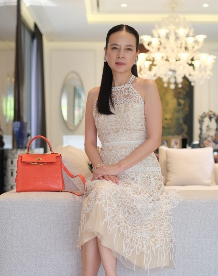 Bà chuộng size vừa và nhỏ, thể hiện sự gọn gàng và thanh lịch. Ngoài Hermès, bà còn sắm túi Chanel, Fendi, Bottega Veneta.