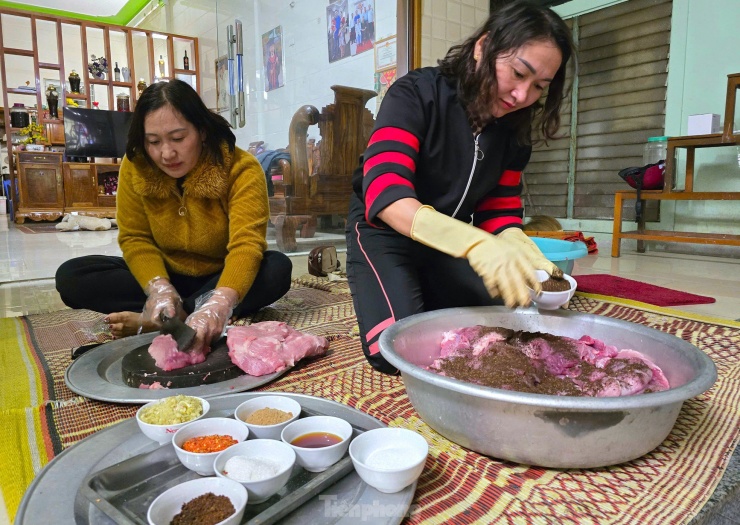 Để làm ra được món thịt trâu, bò, lợn gác bếp thành phẩm tốn rất nhiều công sức, công đoạn và thời gian. Chính vì vậy, chị Nga phải thuê thêm 3 nhân công thời vụ về hỗ trợ.