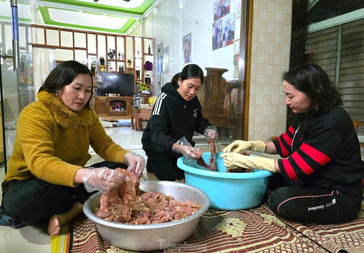 Từ cuối tháng 11 âm lịch hàng năm, những cơ sở sản xuất thịt trâu, bò, lợn gác bếp ở thị trấn Kim Sơn (huyện Quế Phong, Nghệ An) lại tất bật làm để kịp giao hàng cho khách. Trung bình mỗi ngày một cơ sở nơi đây mua từ 5 yến đến 1 tạ thịt trâu, bò, lợn về để làm ra món đặc sản này.