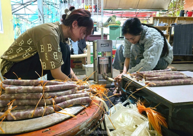 Ngoài trâu, bò gác bếp thì lạp sườn cũng là món đặc sản được khách ưa chuộng dịp Tết này.