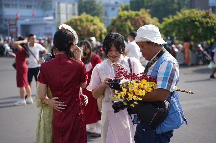 Những ‘nàng thơ’ xuống phố chụp hình tết - 3