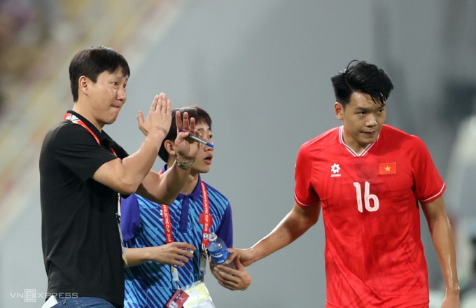 HLV Kim Sang-sik (trái) chỉ đạo trong trận Việt Nam thắng Thái Lan 3-2 ở lượt về chung kết ASEAN Cup 2024, tại sân Rajamangala tối 5/1. Ảnh: Đức Đồng