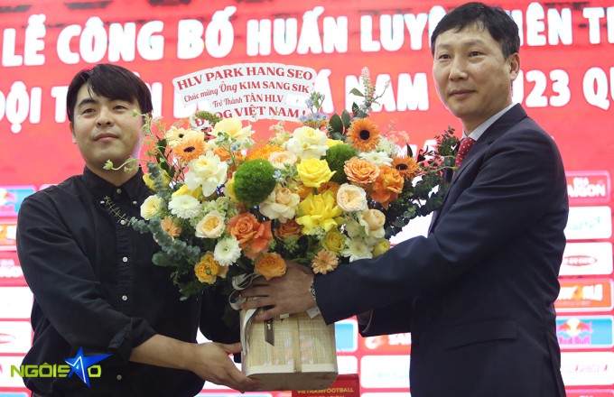 Lee Dong-jun (trái) và HLV Kim Sang-sik trong lễ ra mắt truyền thông Việt Nam ngày 6/5/2024. Ảnh: Minh Khang