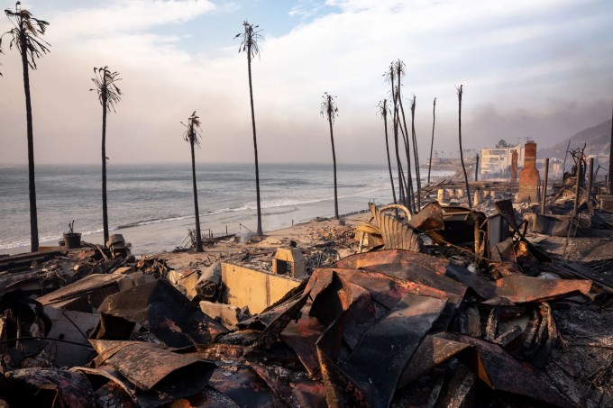 Hàng chục ngôi nhà ven biển ở Malibu, California đã bị phá hủy trong vụ cháy rừng. Ảnh: MediaNews Group