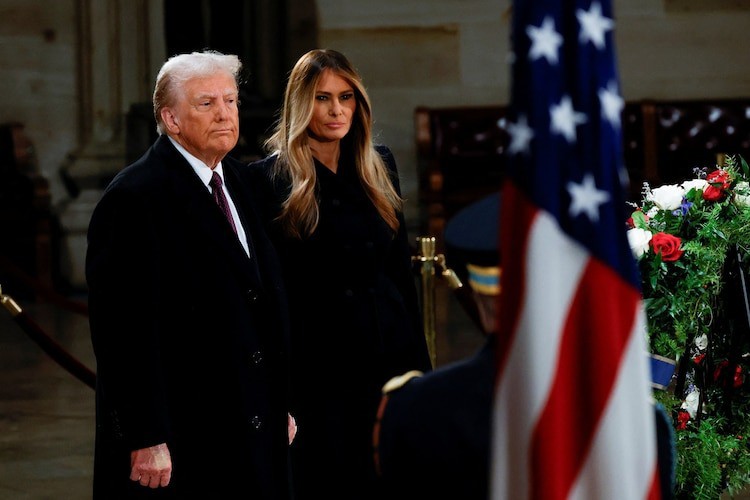 Ông Trump và bà Melania tới Điện Capitol viếng cố Tổng thống&nbsp;Mỹ Jimmy Carter. Ảnh: Reuters