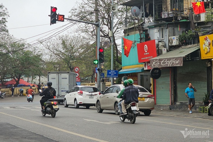 Trong một số trường hợp, xe máy được phép rẽ phải khi có tín hiệu đèn đỏ.