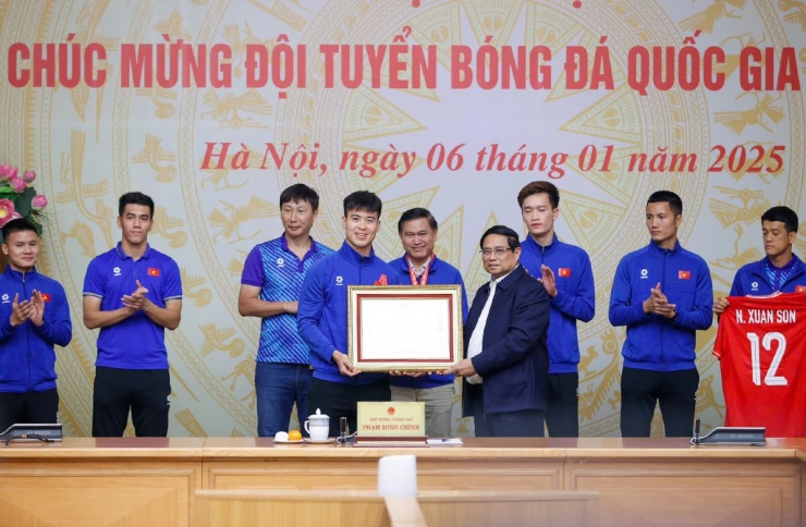 Với đóng góp nổi bật, Duy Mạnh được trao tặng Huân chương Lao động hạng Ba khi tuyển Việt Nam về nước hôm 6/1.