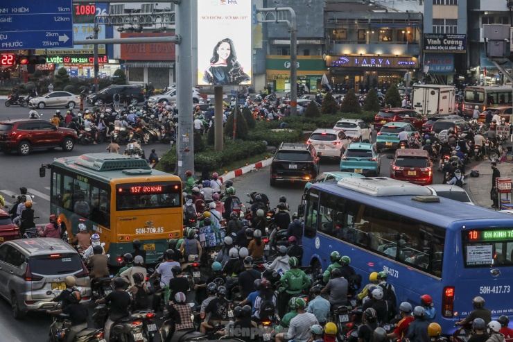 Đèn đỏ tại giao lộ này dài, nhiều người không dám rẽ phải ra đường Xô Viết Nghệ Tĩnh như trước, khiến ùn ứ thêm căng thẳng.