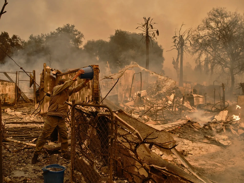 Cảnh tượng hoang tàn sau vụ cháy rừng ở Los Angeles, bang  (Mỹ). Ảnh: THE NEW YORK TIMES