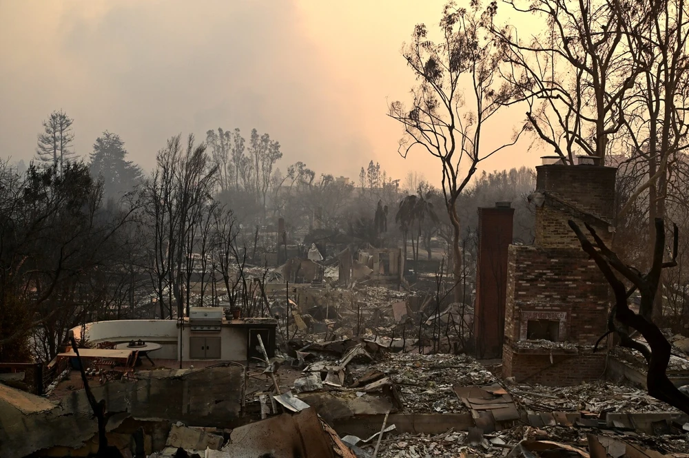 Những ngôi nhà bị thiêu rụi sau khi đám cháy Palisades quét qua khu dân cư Pacific Palisades ở TP Los Angeles, bang  (Mỹ). Ảnh: AFP