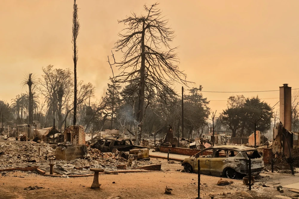 Một khu phố ở Altadena, bang  bị tàn phá vì đám cháy Eaton trong vụ cháy rừng kinh hoàng ở Los Angeles, bang  (Mỹ). Ảnh: THE NEW YORK TIMES