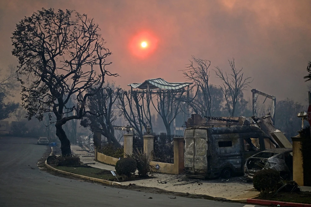 Tàn tích các công trình và phương tiện bị thiêu rụi sau khi đám cháy Palisades quét qua khu dân cư Pacific Palisades trong vụ cháy rừng kinh hoàng ở Los Angeles, bang california (Mỹ). Ảnh: AFP