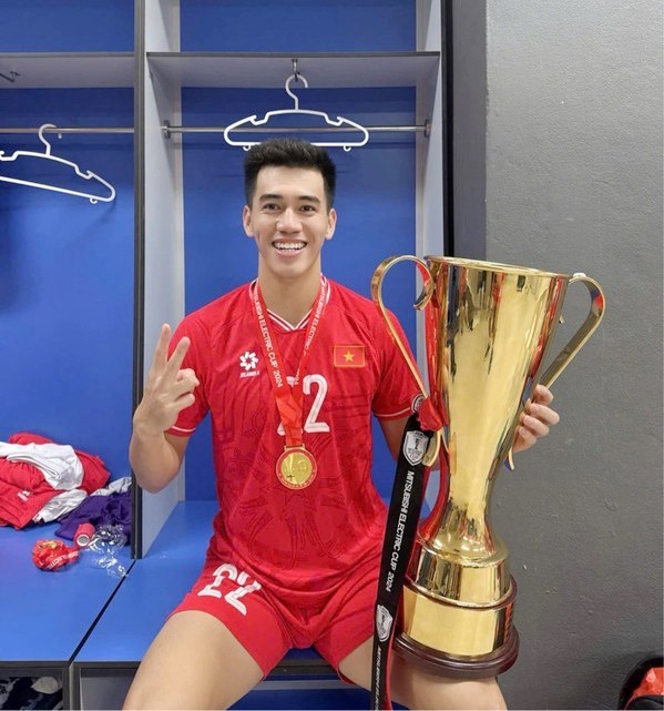 Tiền đạo đẹp trai, giàu lòng nhân ái: Sau AFF Cup, trích tiền thưởng tặng 2,5 tấn gạo nấu cơm cho bệnh nhân nghèo - 4