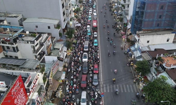 Dòng xe đông đúc, kéo dài trên đường Nguyễn Xí đổ ra đại lộ Phạm Văn Đồng, chiều 9/1. Ảnh: Đình Văn