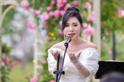 Soprano Lan Quỳnh biểu diễn trong buổi gặp mặt Nhóm Phụ nữ Cộng đồng ASEAN