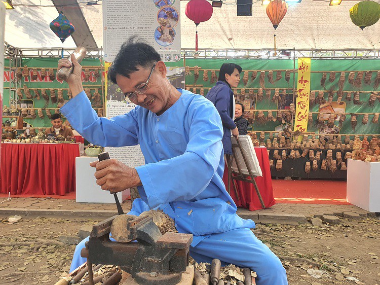 Ông Đỏ say mê đục đẽo những gốc tre thành sản phẩm độc lạ trước mặt du khách tại Hà Nội.