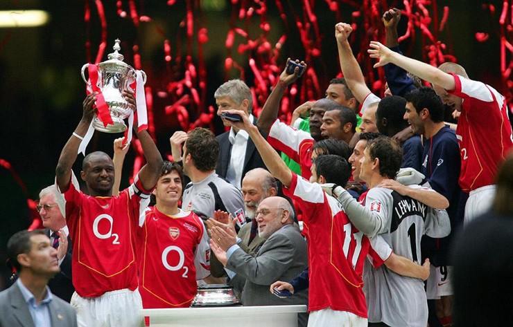 Arsenal vô địch FA Cup năm 2005 sau khi đánh bại MU trên chấm luân lưu