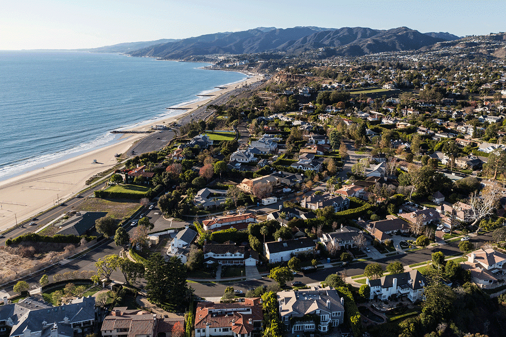 Thành phố biển Pacific Palisades với các căn biệt thự có view triệu USD trước vụ cháy rừng tại Nam California. Ảnh: Luxury Homes.