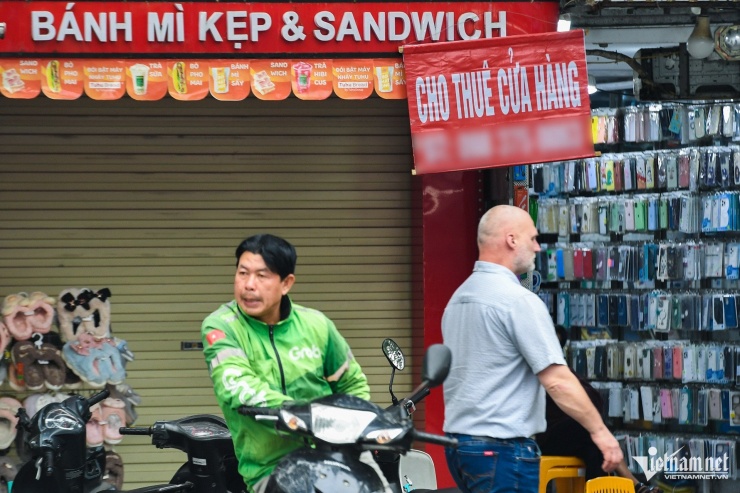 Theo anh Trịnh Tuấn Anh (môi giới nhà đất), hiện tại giá thuê nhà, cửa hàng tại Hà Nội liên tục tăng cao, đội giá. Nhiều nơi ế ẩm, chờ khách vài tháng không có ai hỏi nhưng chủ mặt bằng cũng không thể giảm giá vì xu hướng chung. "Nếu thương lượng được, chủ nhà sẽ giảm khoảng 10-15% cho 3 tháng đầu rồi sau đó trở về giá cũ. Vì vậy mà khá kén người thuê dù là dịp cuối năm", anh Tuấn Anh nói.