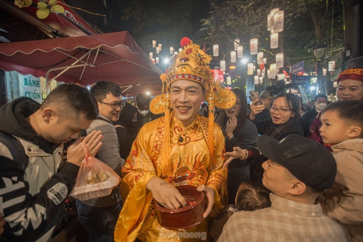 “Chúa Chổm” phát phiếu quà tặng trị giá 3 triệu đồng để ăn miễn phí tại tất cả các nhà hàng trên tuyến phố ẩm thực.